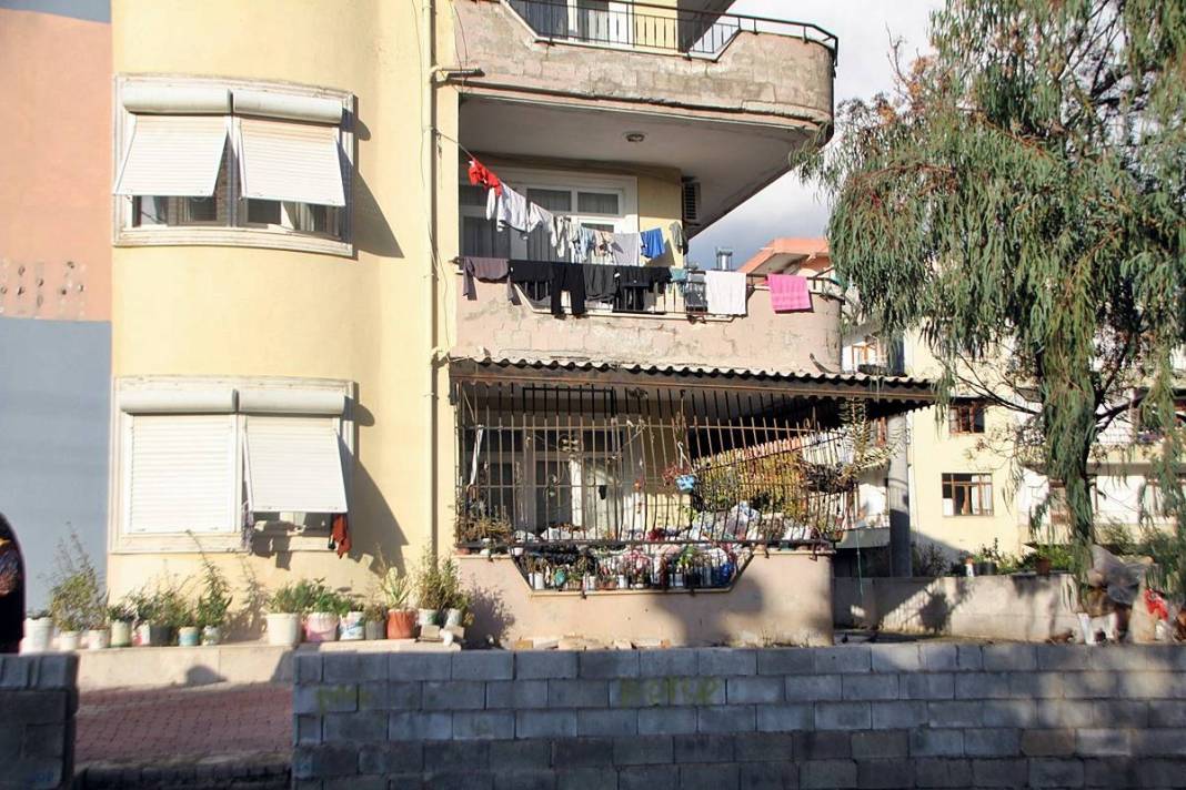 Bütün apartman 10 yıldır çöp kokusuyla yaşıyordu: İki kamyonla anca taşındı! Mide bulandıran görüntüler 3